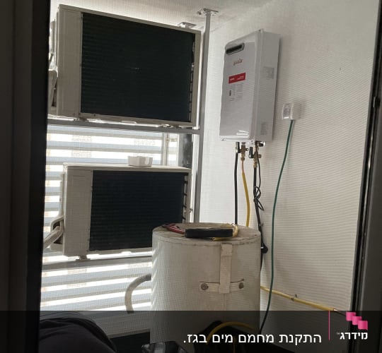 מערכת חימום מים עם צינורות וכלים
